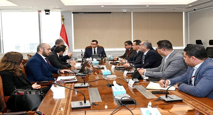 وزير الإسكان يستعرض مقترحا للمخطط الاستراتيجى لتنمية منطقة غرب رأس الحكمة بالساحل الشمالى