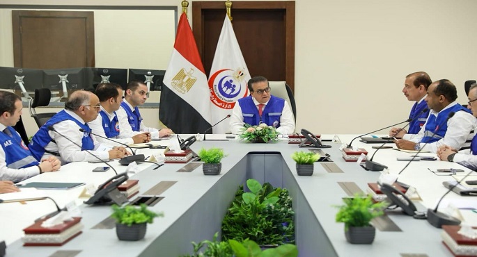 وزير الصحة يترأس غرفة الطوارئ المركزية لمتابعة تطبيق خطة التأمين الطبى لاحتفالات عيد الفطر