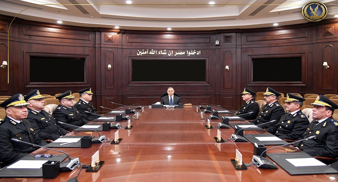 وزير الداخلية يجتمع بعدد من القيادات الأمنية لمتابعة إجراءات تأمين احتفالات المواطنين بالأعياد