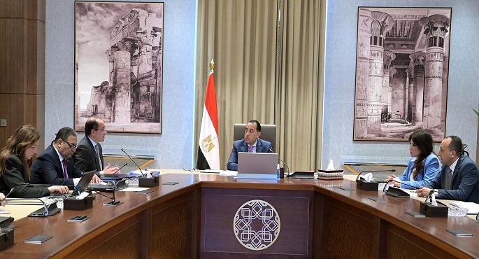 رئيس الوزراء يتابع مع وزير المالية تنفيذ مختلف بنود حزمة الحماية الاجتماعية المتكاملة التى وجه بها الرئيس السيسى