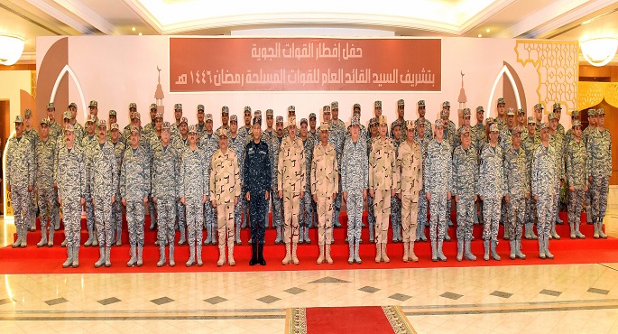 بالفيديو.. وزير الدفاع يشارك مقاتلى القوات الجوية تناول وجبة الإفطار