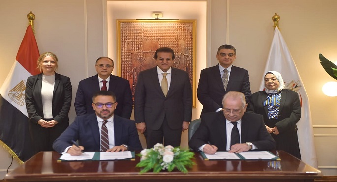 بحضور وزير الصحة.. رئيس هيئة الدواء يشارك فى مراسم توقيع اتفاقية توطين صناعة أدوية الأورام بين شركتى ساندوز وسيديكو