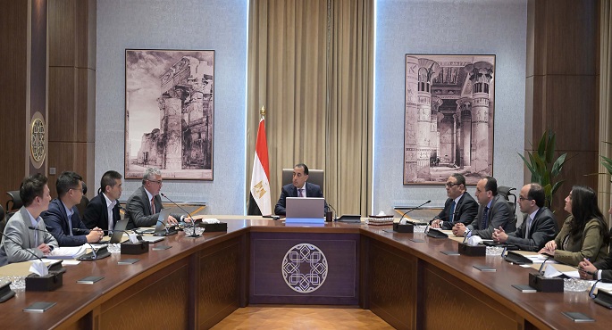 رئيس الوزراء يستعرض خطة توطين صناعة زجاج الألواح الشمسية باستثمارات 700 مليون دولار