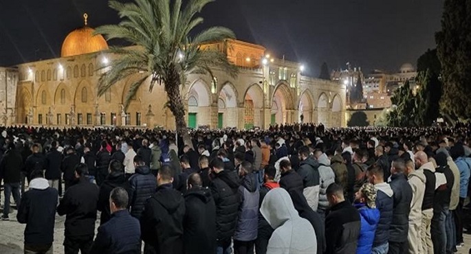 أكثر من 80 ألف مصل يؤدون العشاء والتراويح في الأقصى.. ومئات الفلسطينيين عالقون عند حواجز نابلس