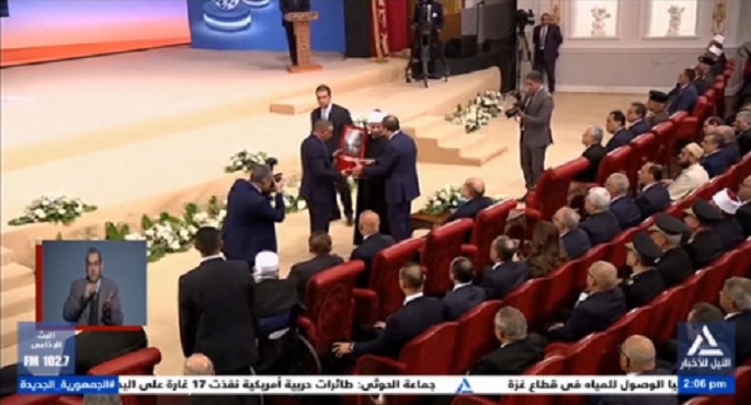 بالفيديو .. وزير الأوقاف يهدى السيسى نسخة من كتاب “الحق المبين فى الرد على من تلاعب بالدين”