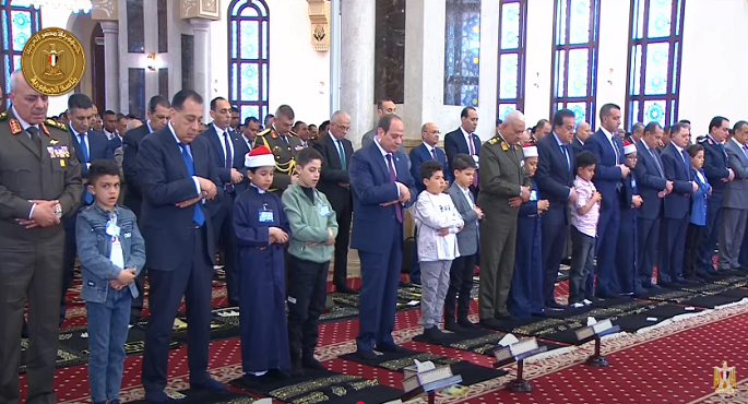 بالفيديو .. الرئيس السيسى يؤدى صلاة عيد الفطر المبارك بمسجد المشير طنطاوى