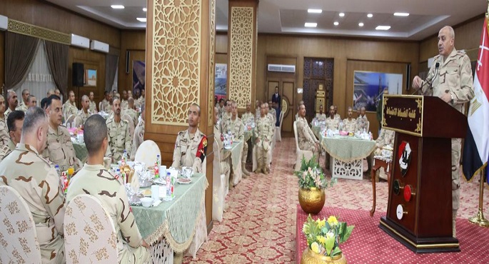 الفريق أحمد خليفة يتناول وجبة الإفطار مع أعضاء هيئة تدريس وطلبة كلية الضباط الاحتياط