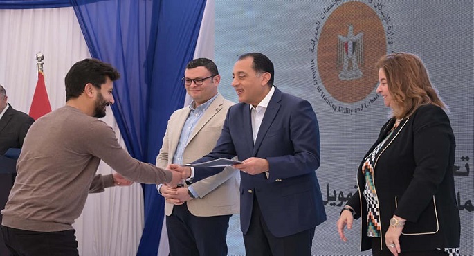 بالصور والفيديو ..خلال زيارته لمدينة العاشر من رمضان .. رئيس الوزراء يسلم عقود وحدات سكنية ضمن المبادرة الرئاسية “سكن لكل المصريين”