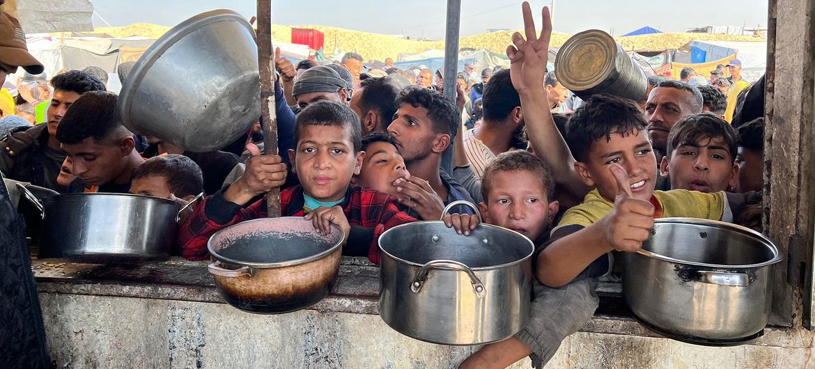 “الأونروا” تحذر من تدهور الأوضاع الإنسانية فى غزة بسبب أوامر الإخلاء والإغلاق الإسرائيلية