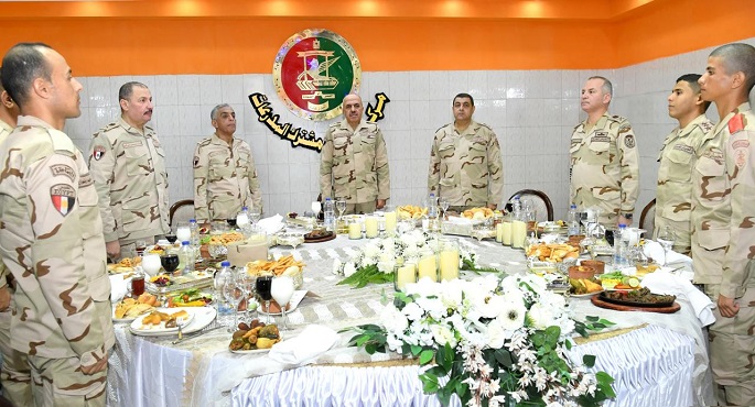 بالفيديو والصور.. رئيس الأركان يتناول وجبة الإفطار مع مقاتلى قوات حرس الحدود والمدرعات