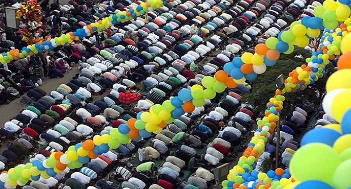 الصلاة والكعك والعيدية.. أبرز مظاهر احتفال المصريين بعيد الفطر