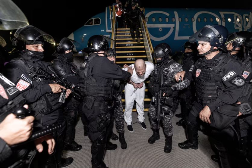 أمريكا تستعد لترحيل 300 شخص من عصابة فنزويلية إلى السلفادور