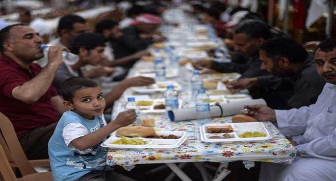 موائد الرحمن .. عادة رمضانية تحكى تاريخا من التكافل الاجتماعى ووحدة النسيج