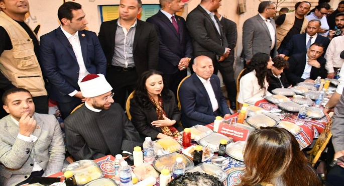 بالصور.. وزير الأوقاف: إفطار المطرية مشهد شعبى عبقرى معبر عن الأمان والتلاحم والفرحة وحسن الإدارة