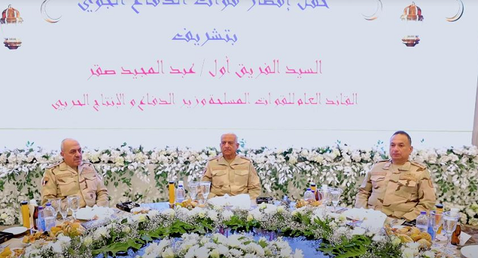 بالفيديو .. وزير الدفاع والانتاج الحربى يشارك عددا من مقاتلى قوات الدفاع الجوى تناول وجبة الإفطار