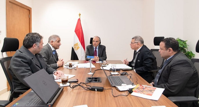 وزير الموارد المائية والرى يتابع موقف مشروع تأهيل وإحلال المنشآت المائية