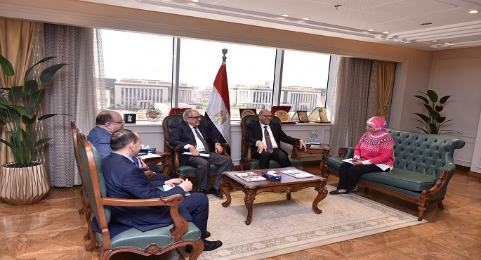 وزير العمل يبحث تنفيذ خطة التأمين الصحى على العمالة غير المنتظمة