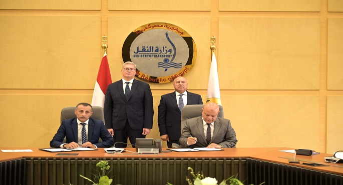 وزيرا الصناعة والبترول يشهدان التوقيع لمنح التزام إعادة تسليم البنية الفوقية لمحطة تسهيلات بحرية بميناء الدخيلة