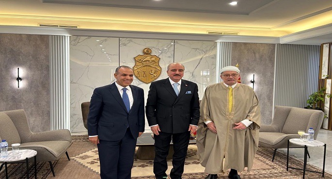 وزير الخارجية يصل تونس لبحث أوجه التعاون الثنائى بين البلدين