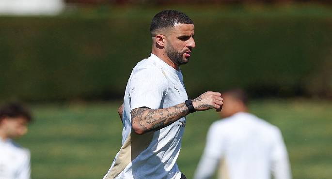ميلان يرغب في شراء ووكر بشكل نهائى من مانشستر سيتى