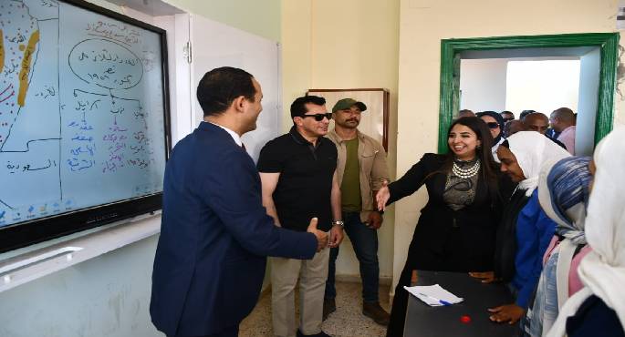 وزير الشباب يتفقد تنفيذ فعاليات القوافل التعليمية والتنويرية بمدرسة سعد أبو ريده بشلاتين