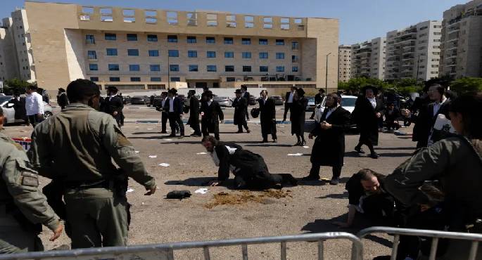 طائفة “الحريديم” يشتبكون مع الشرطة الإسرائيلية رفضا للتجنيد
