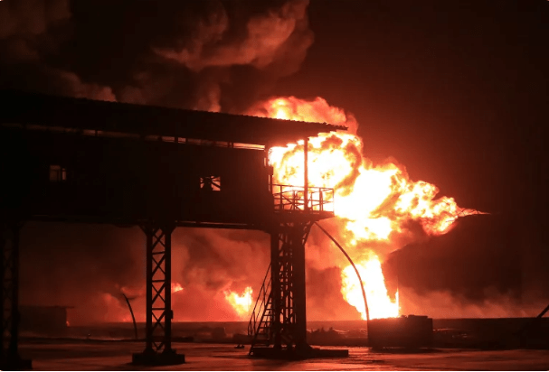 الحوثيون يعلنون ارتفاع حصيلة القتلى جراء استهداف ميناء رأس عيسى.. والجيش الأمريكى يؤكد تدميره بالكامل