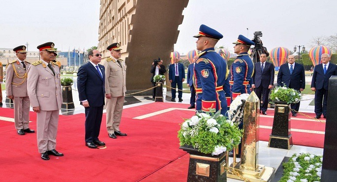 بالفيديو والصور.. الرئيس السيسى يضع إكليلا من الزهور على النصب التذكارى لشهداء القوات المسلحة بمدينة نصر