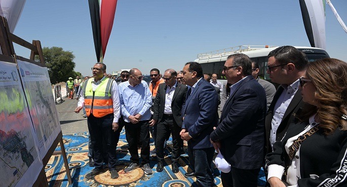 بالصور.. رئيس الوزراء يتفقد أعمال مشروع ازدواج طريق أسيوط/ ديروط الزراعى