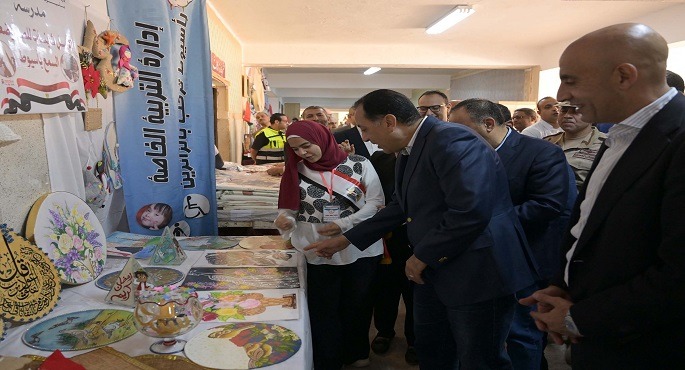 بالصور.. رئيس الوزراء يتفقد مدرسة أسيوط الثانوية الزخرفية ومعرض منتجات التعليم الفنى فى إطار جولته بالمحافظة