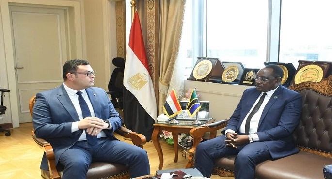 وزير الإسكان يبحث مع السفير التنزانى تعزيز فرص ومجالات التعاون