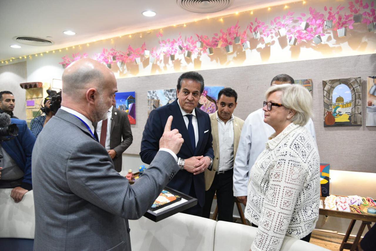 بالصور.. وزيرا الصحة المصرى والفرنسى يتفقدان معهد ناصر ومستشفى 57357 للاطلاع على التجربة المصرية