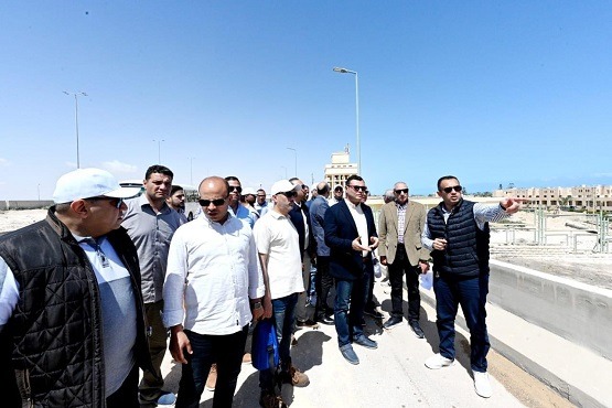 بالصور.. وزير الإسكان يتفقد أعمال رفع كفاءة طريق الإزدواج وإنشاء سور منطقة الشانزلزيه بمركز مارينا العلمين السياحى