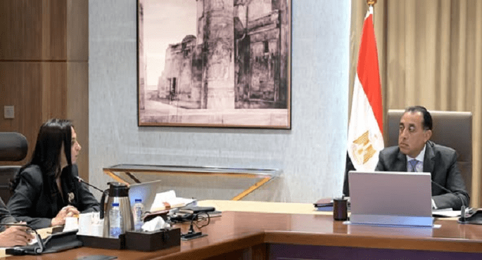 بالصور .. رئيس الوزراء يتابع مع وزيرة التضامن الاجتماعى ملفات عمل الوزارة