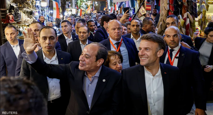 بالصور .. الرئيس السيسى يصطحب نظيره الفرنسى فى جولة بخان الخليلى بالقاهرة
