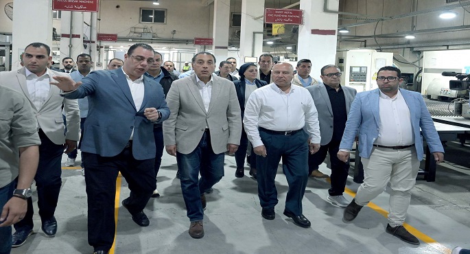 بالصور .. رئيس الوزراء يتفقد مصانع شركة “طيبة” للصناعات المتطورة بالعاشر من رمضان