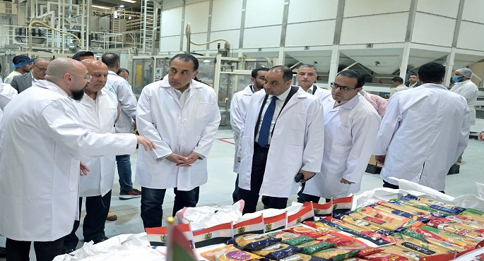 بالصور.. رئيس الوزراء يتفقد مصانع “مجموعة المصرية ـــ السويسرية للمكرونة والطحن والمركزات) بالعاشر من رمضان