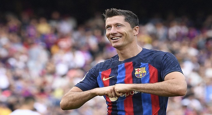 ليفاندوفسكى يؤكد استعداده للبقاء فى برشلونة إذا حافظ على لياقته