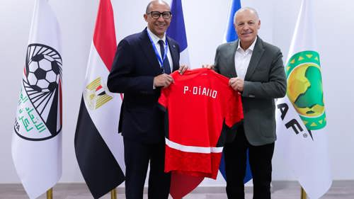 أبو ريدة يلتقى نظيره الفرنسى فيليب ديالو ويهديه درع الاتحاد وقميص المنتخب