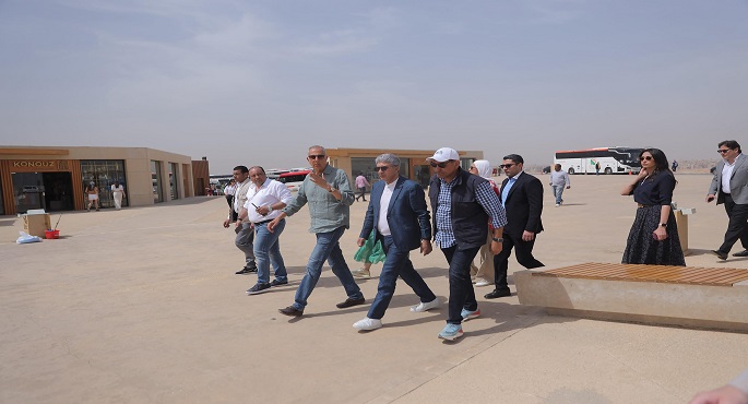 وزير السياحة يتفقد اللمسات النهائية لمشروع تطوير الخدمات بمنطقة أهرامات الجيزة