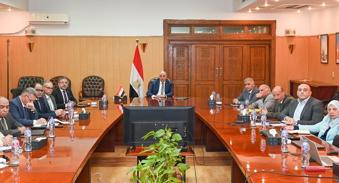 سويلم يبحث حالة الرى بالمحافظات والاستعداد لفترة أقصى الاحتياجات المائية