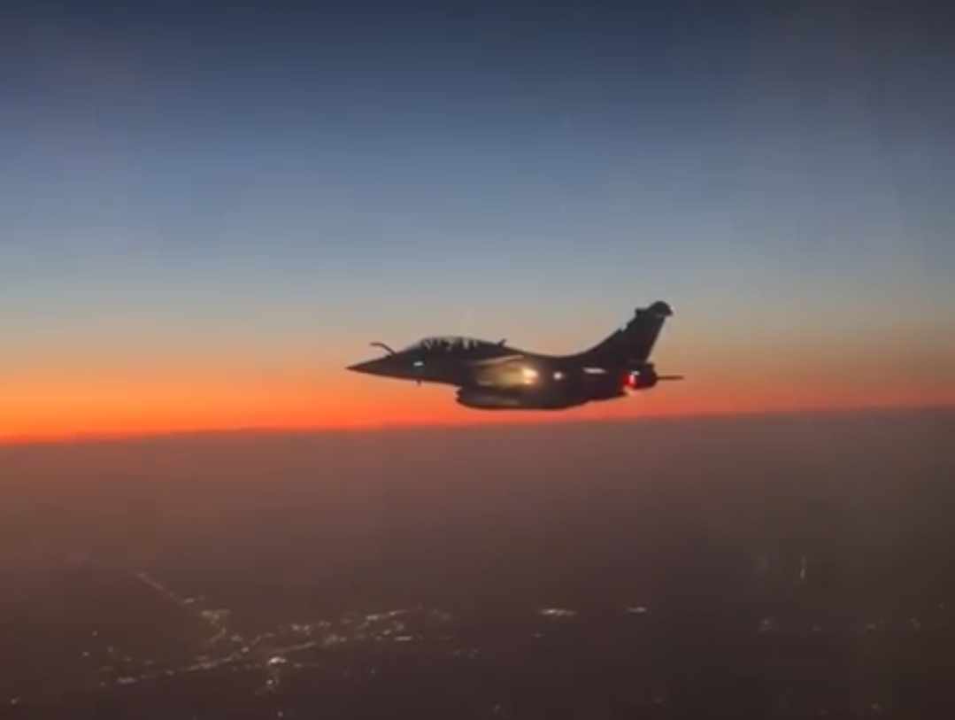 ماكرون فور وصوله مصر في زيارة رسمية : طائرات الرافال رمز قوى للتعاون الاستراتيجى