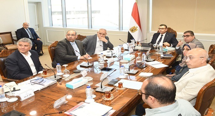 وزير الإسكان يلتقى مسئولى شركة “أبناء حسن علام” لمتابعة الموقف التنفيذى للمشروعات التى تتولى تنفيذها