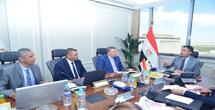 وزير التموين يبحث آليات تعزيز المعروض من الزيوت واستقرار الأسعار بالأسواق