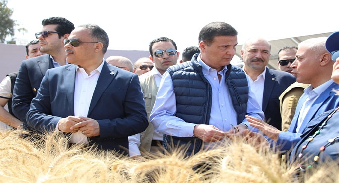 بالصور.. وزير الزراعة يوجه بخفض تكاليف معدات الحصاد لمزارعى القمح