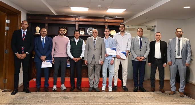 وزير الشباب يُكرم أبطال منتخب سلاح السيف بعد فوزه بذهبية بطولة العالم