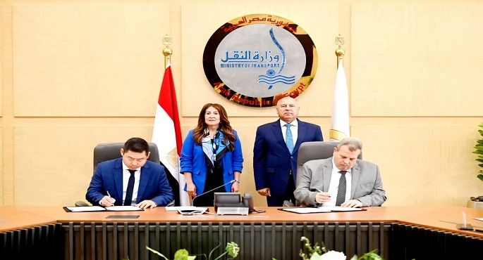 مصر والولايات المتحدة توقعان ثلاثة عقود لتحديث 100 جرار وتوريد قطع غيار للسكة الحديد