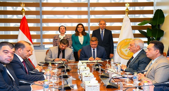 بالصور.. وزيرتا البيئة والتنمية المحلية ومحافظ المنيا يشهدون توقيع عقد استغلال وتشغيل مصنع تدوير مخلفات