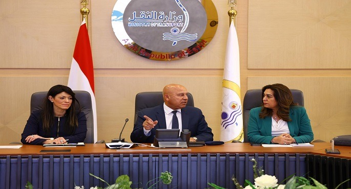 وزير الصناعة يتابع تنفيذ عدة مشروعات ببرنامج التنمية المحلية فى صعيد مصر