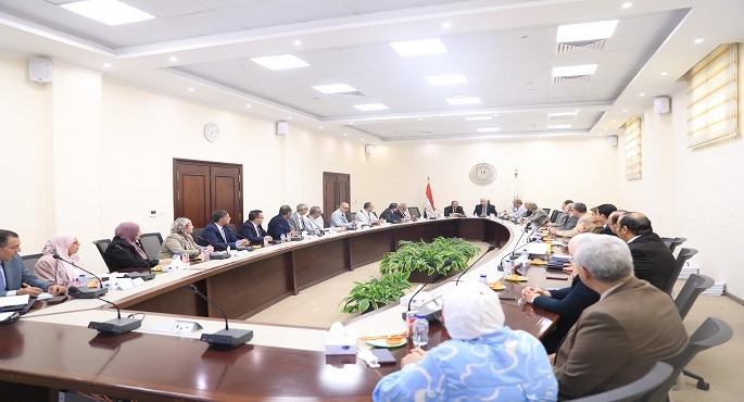 وزير التعليم العالى يعقد اجتماعًا مع أعضاء اللجنة الوزارية لتعيين أعضاء هيئة التدريس والهيئة المعاونة بالمعاهد العليا